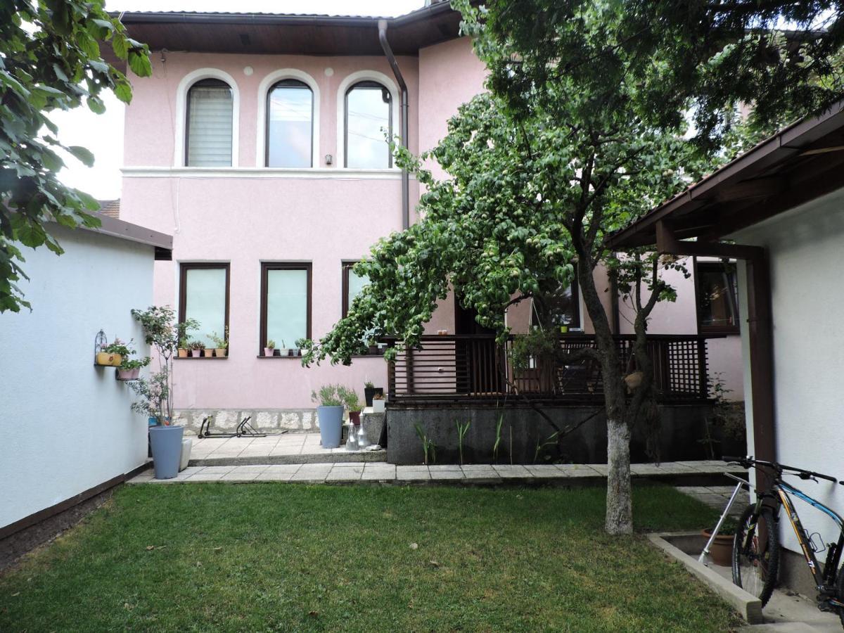 Apartments Music, Garden And Free Parking Сараєво Екстер'єр фото